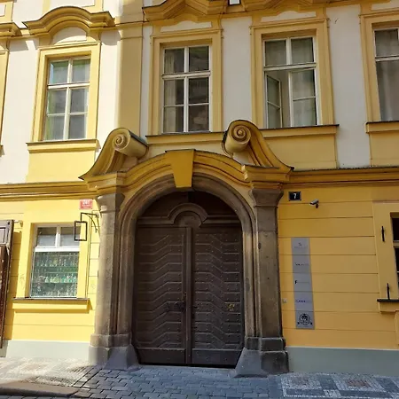 Just 3 Min Walk Old Town Center Private A בית אירוח